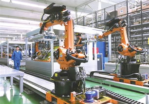 位于長葛市產業集聚區的森源電氣股份大力實施智能制造裝備的創新與應用,實現了生產的全流程智能化控制,提升了生產效率和產品質量。圖為昨日該公司員工在操控智能機器人生產線。